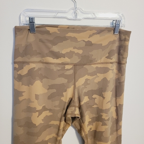 Lululemon | Women's Tan/Brown Align™ Camo Print High-Rise 25" Leggings (Size 14) - Picture 3 of 15